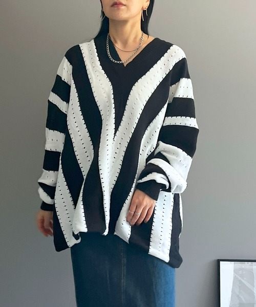 Jewelobe(ジュエローブ)の「バイアスストライプオーバーサイズニットプルオーバー(ニット/セーター・レディース・ブラックミックス・FREE)」の4枚目の写真
