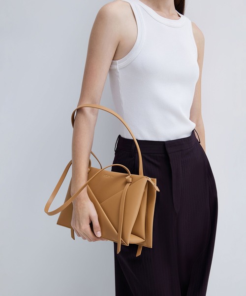 CHARLES & KEITH(チャールズ & キース)の「Midori ミドリ ジオメトリックトートバッグ(トートバッグ・レディース・ブラウン系その他/クリーム/スミクロ/ワインレッド/ブラウン系その他7・M)」の22枚目の写真
