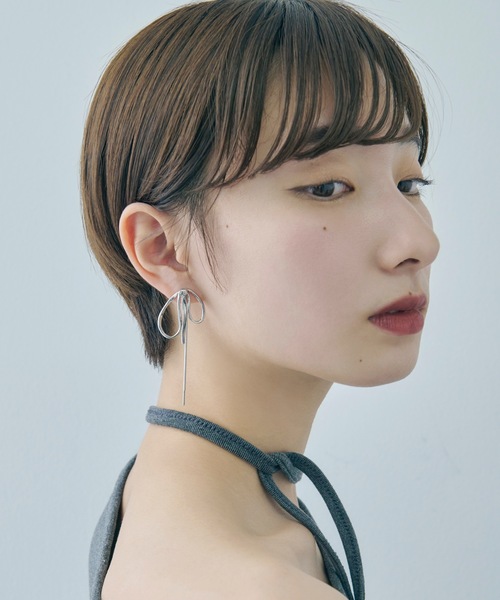 GOLDY(ゴールディ)の「ドループ メタル チェーン リボン イヤリング(イヤリング・レディース・シルバー/ゴールド・FREE)」の5枚目の写真