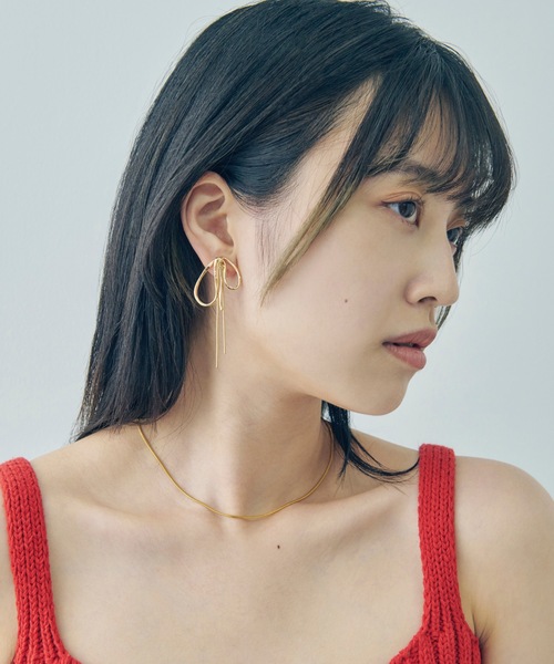 GOLDY(ゴールディ)の「ドループ メタル チェーン リボン イヤリング(イヤリング・レディース・シルバー/ゴールド・FREE)」の3枚目の写真