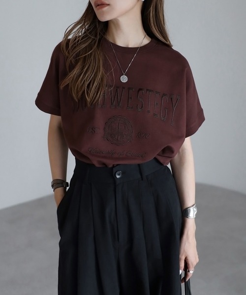 Bonjour Sagan（ボンジュールサガン）の「カレッジ刺繍ピグメントスウェットTシャツ（Tシャツ/カットソー・レディース・ネイビー/チャコールグレー/ベージュ/ブラック/ブラウン系その他・FREE）」の3枚目の写真