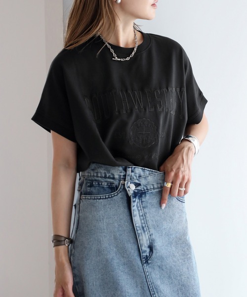 Bonjour Sagan（ボンジュールサガン）の「カレッジ刺繍ピグメントスウェットTシャツ（Tシャツ/カットソー・レディース・ネイビー/チャコールグレー/ベージュ/ブラック/ブラウン系その他・FREE）」の2枚目の写真