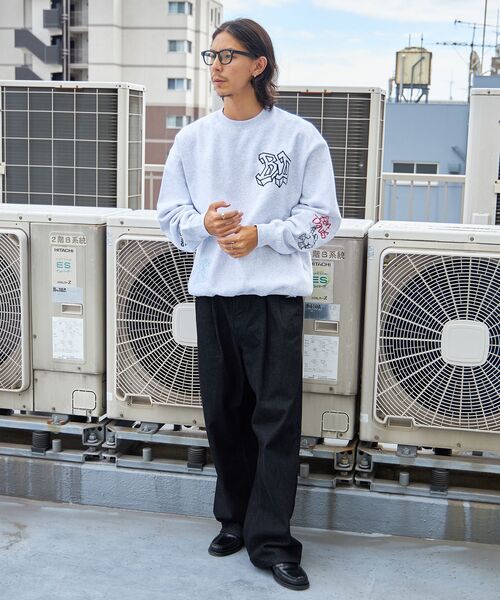 BEN DAVIS(ベンデイビス)の「【BEN DAVIS(ベンデイビス)】EMBROIDERY WORK CREW NV / スウェット クルーネック 刺繍 オーバーサイズ 裏起毛 ワイドシルエット(スウェット・メンズ・ブラック/ネイビー/アッシュグレー・X-LARGE/LARGE/MEDIUM)」の4枚目の写真