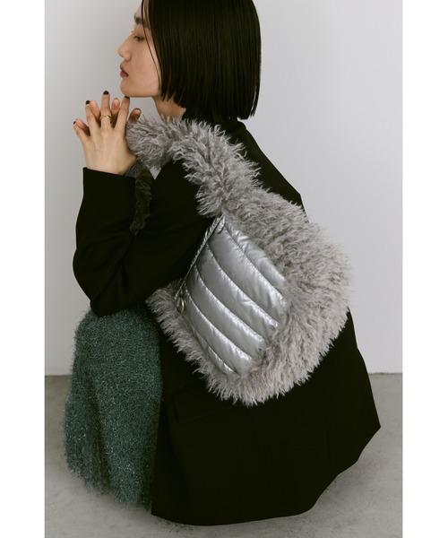 un/neu(アンノイ)の「パデッドファーハンドルバッグ / 500mlペットボトル、長財布収納可能(ハンドバッグ・レディース・ブラック/カーキ/シルバー・FREE)」の3枚目の写真