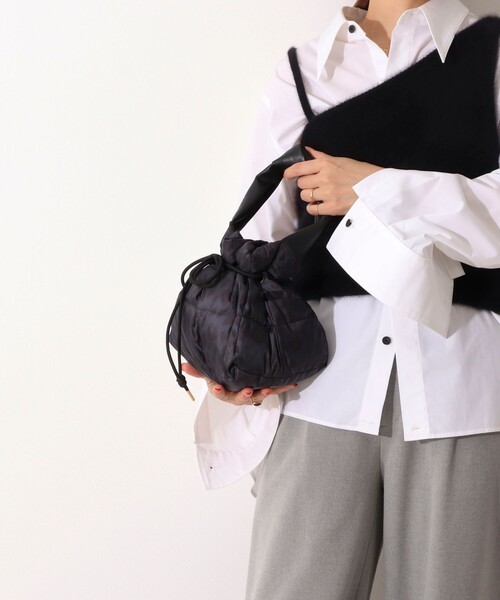 TAION（タイオン）の「【TAION別注】合皮ハンドルダウン巾着バッグ（ショルダーバッグ・レディース・ブラック/ベージュ/ブラウン系その他3/ネイビー系3・FREE）」の4枚目の写真