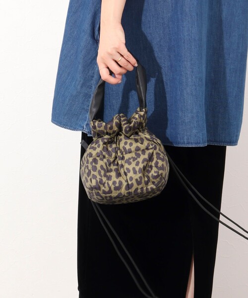 TAION（タイオン）の「【TAION別注】合皮ハンドルダウン巾着バッグ（ショルダーバッグ・レディース・ブラック/ベージュ/ブラウン系その他3/ネイビー系3・FREE）」の2枚目の写真