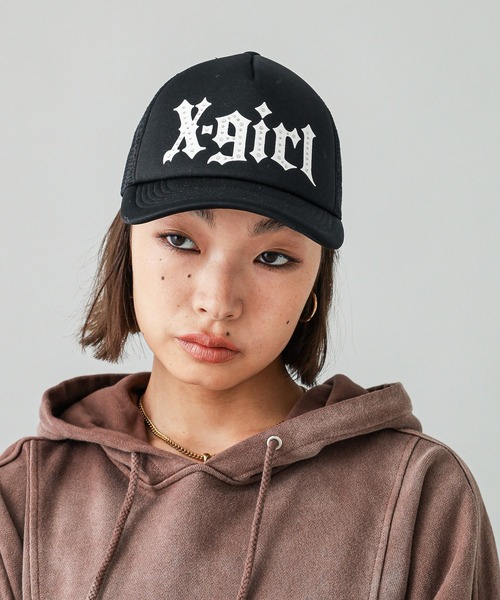 X-girl（エックスガール）の「GOTHIC LOGO TRUCKER CAP（キャップ・レディース・オフホワイト/ブラウン/ブラック・ONE SIZE）」の2枚目の写真