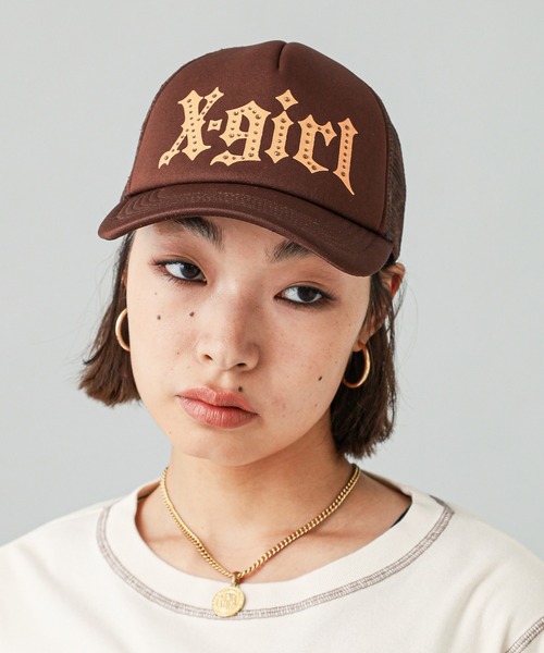 X-girl（エックスガール）の「GOTHIC LOGO TRUCKER CAP（キャップ・レディース・オフホワイト/ブラウン/ブラック・ONE SIZE）」の9枚目の写真