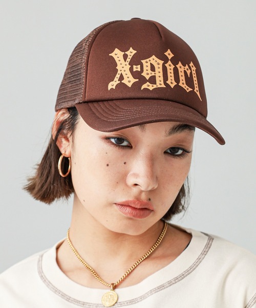 X-girl（エックスガール）の「GOTHIC LOGO TRUCKER CAP（キャップ・レディース・オフホワイト/ブラウン/ブラック・ONE SIZE）」の10枚目の写真