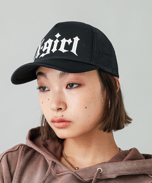 X-girl（エックスガール）の「GOTHIC LOGO TRUCKER CAP（キャップ・レディース・オフホワイト/ブラウン/ブラック・ONE SIZE）」の6枚目の写真