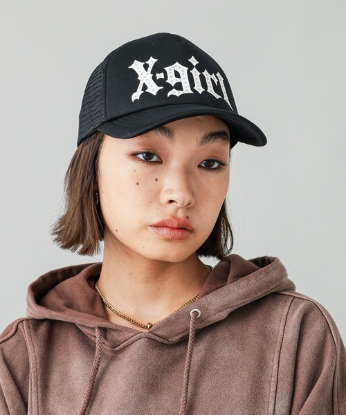 X-girl（エックスガール）の「GOTHIC LOGO TRUCKER CAP（キャップ・レディース・オフホワイト/ブラウン/ブラック・ONE SIZE）」の5枚目の写真