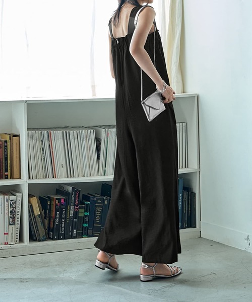 STYLE DELI(スタイルデリ)の「さらさらシボ生地スリット入りサロペット(サロペット/オーバーオール・レディース・カーキ/ブラック・SMALL/MEDIUM)」の6枚目の写真