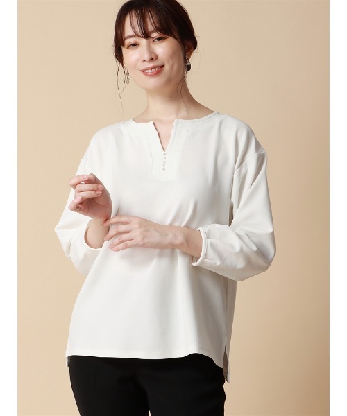 SUIT SQUARE（スーツスクエア）の「キーネックパールプルオーバー 8分袖 ウォッシャブル カットジョーゼット 無地 destyle（Tシャツ/カットソー・レディース・ホワイト/ブラウン/ブラック・38(9号)）」の2枚目の写真