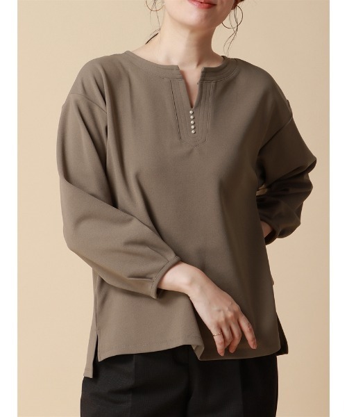 SUIT SQUARE（スーツスクエア）の「キーネックパールプルオーバー 8分袖 ウォッシャブル カットジョーゼット 無地 destyle（Tシャツ/カットソー・レディース・ホワイト/ブラウン/ブラック・38(9号)）」の21枚目の写真