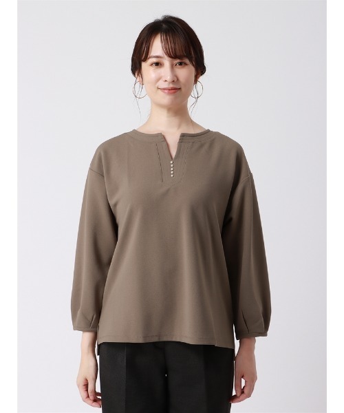 SUIT SQUARE（スーツスクエア）の「キーネックパールプルオーバー 8分袖 ウォッシャブル カットジョーゼット 無地 destyle（Tシャツ/カットソー・レディース・ホワイト/ブラウン/ブラック・38(9号)）」の20枚目の写真