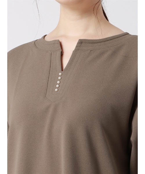 SUIT SQUARE（スーツスクエア）の「キーネックパールプルオーバー 8分袖 ウォッシャブル カットジョーゼット 無地 destyle（Tシャツ/カットソー・レディース・ホワイト/ブラウン/ブラック・38(9号)）」の17枚目の写真
