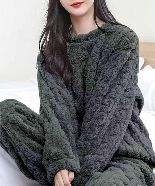 NANEA（ナネア）の「ケーブル柄フリースルームウェア上下セット（ルームウェア/パジャマ・レディース・ピンク/モカ/パープル/ブルー/ホワイト/チャコールグレー・フリー）」の2枚目の写真