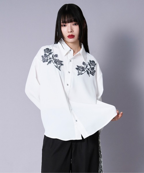 松*様 新品タグ付き　LOKITHO 刺繍入り長袖ホワイトブラウス セール】フラワープリント刺繍シャツ（シャツ/ブラウス）｜Ellno Loset