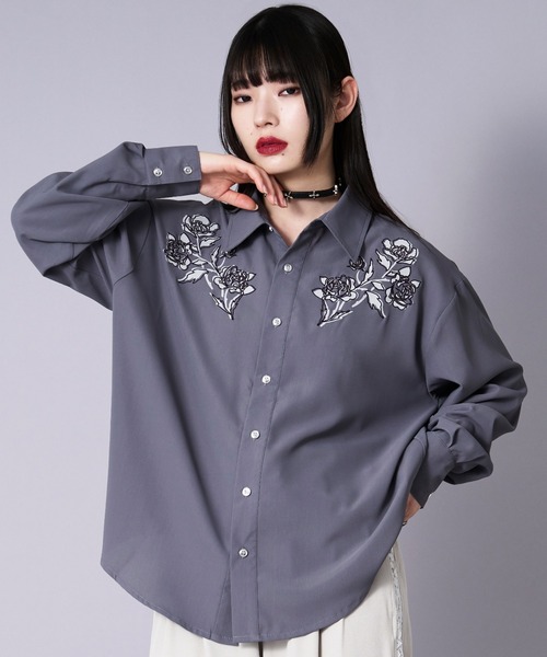 Ellno Loset（エルノロゼット）の「フラワープリント刺繍シャツ