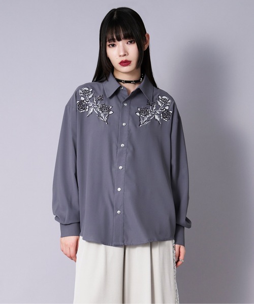 Ellno Loset（エルノロゼット）の「フラワープリント刺繍シャツ