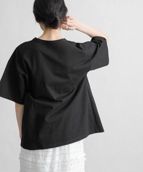 KBF(ケイビーエフ)の「シャーリングリメイクTEE(Tシャツ/カットソー・レディース・ライトブルー/オフホワイト/ブラック・ONE)」の8枚目の写真