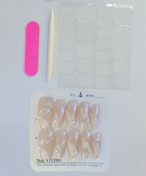 Lace Ladies（レースレディース）の「メニー パール フラワー ペタル ネイルチップ（ネイルシール/ネイルチップ・レディース・アイボリー・XS/S/M）」の2枚目の写真