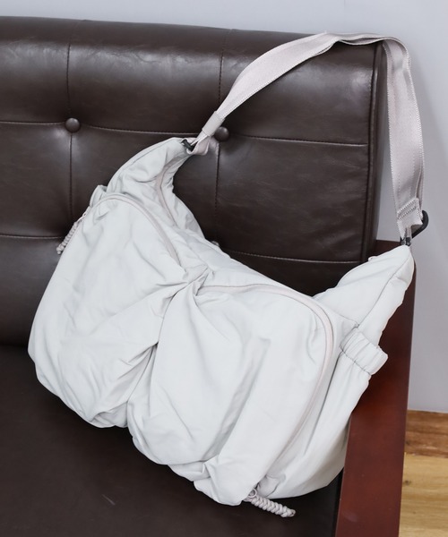WILD THINGS(ワイルドシングス)の「WILD THINGS PUFF LARGE SHOULDER BAG ナイロンボンディング ショルダーバッグ(ショルダーバッグ・メンズ・カーキ/ブラック/グレー・FREE)」の3枚目の写真