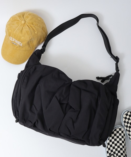 WILD THINGS(ワイルドシングス)の「WILD THINGS PUFF LARGE SHOULDER BAG ナイロンボンディング ショルダーバッグ(ショルダーバッグ・メンズ・カーキ/ブラック/グレー・FREE)」の2枚目の写真