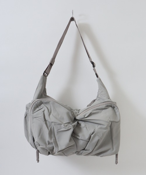 WILD THINGS(ワイルドシングス)の「WILD THINGS PUFF LARGE SHOULDER BAG ナイロンボンディング ショルダーバッグ(ショルダーバッグ・メンズ・カーキ/ブラック/グレー・FREE)」の5枚目の写真