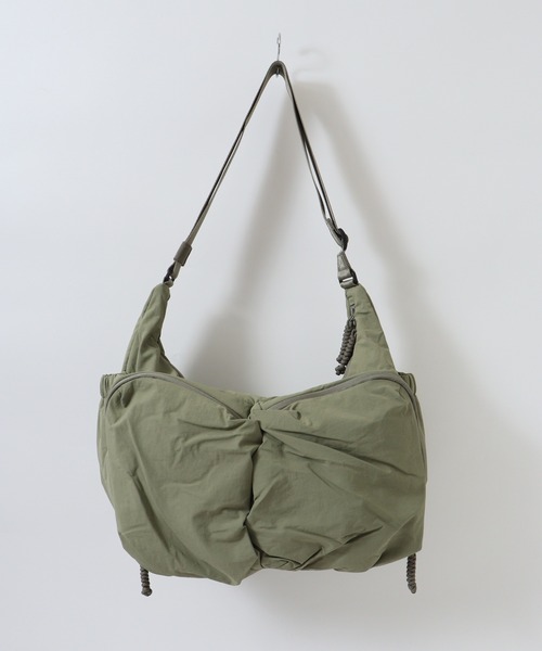 WILD THINGS(ワイルドシングス)の「WILD THINGS PUFF LARGE SHOULDER BAG ナイロンボンディング ショルダーバッグ(ショルダーバッグ・メンズ・カーキ/ブラック/グレー・FREE)」の6枚目の写真