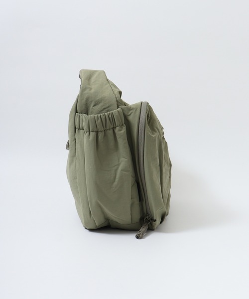 WILD THINGS(ワイルドシングス)の「WILD THINGS PUFF LARGE SHOULDER BAG ナイロンボンディング ショルダーバッグ(ショルダーバッグ・メンズ・カーキ/ブラック/グレー・FREE)」の7枚目の写真