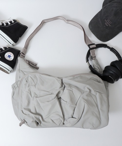 WILD THINGS(ワイルドシングス)の「WILD THINGS PUFF LARGE SHOULDER BAG ナイロンボンディング ショルダーバッグ(ショルダーバッグ・メンズ・カーキ/ブラック/グレー・FREE)」の19枚目の写真