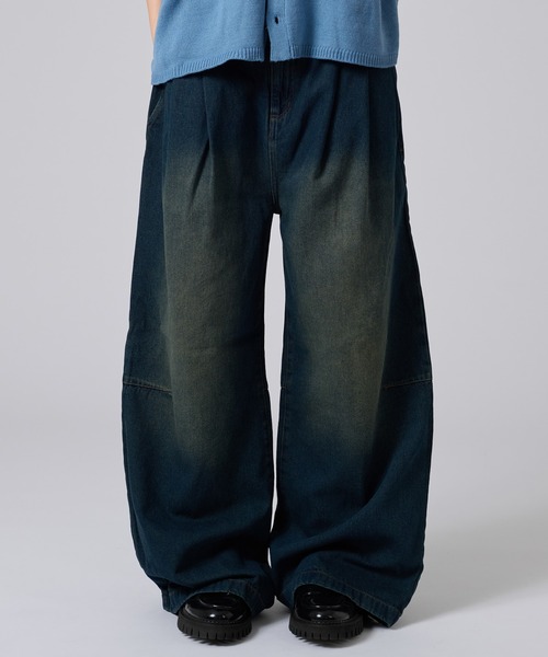 ONCILY（オンシェリー）の「OVER DYE CURVE DENIM PANTS/ オーバーダイカーブデニムパンツ（デニムパンツ・メンズ・ライトインディゴブルー/インディゴブルー/ブラック・LARGE/SMALL/MEDIUM）」の2枚目の写真