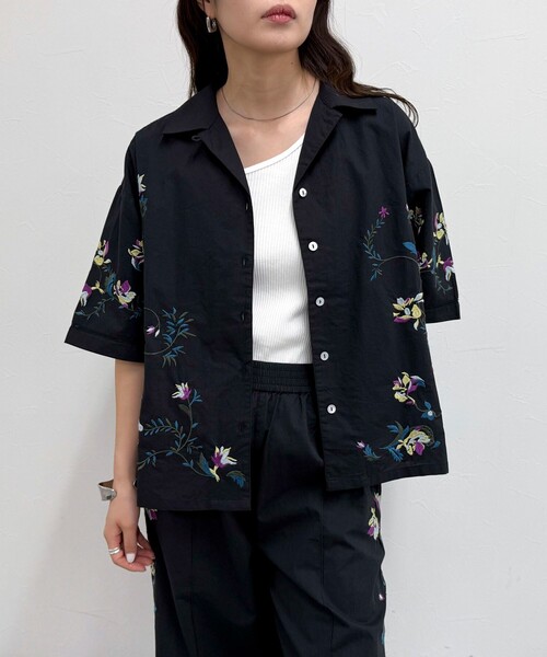 fredy emue(フレディエミュ)の「《セットアップ対応》カラフル刺繍シャツ(シャツ/ブラウス・レディース・ブラック/オフホワイト・38)」の2枚目の写真