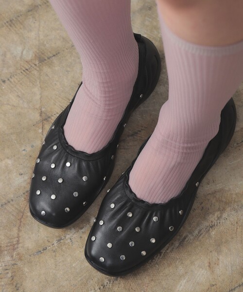 Ray BEAMS（レイビームス）の「MOHI / スタッズ シューズ（バレエシューズ・レディース・ダークブラウン/ブラック・38/37/36/39）」の2枚目の写真