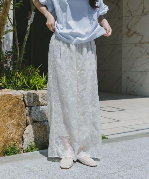 ITEMS URBANRESEARCH(アイテムズ アーバンリサーチ)の「シアー刺繍イージーパンツ(その他パンツ・レディース・ホワイト/ブラック・FREE)」の3枚目の写真
