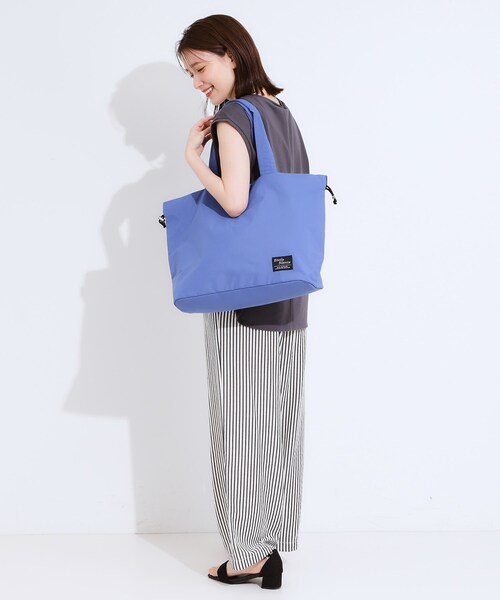 SHOO・LA・RUE（シューラルー）の「【撥水】ビッグ巾着トートバッグ（トートバッグ・レディース・ブラック/ブラウン系その他/ブルー・00）」の8枚目の写真