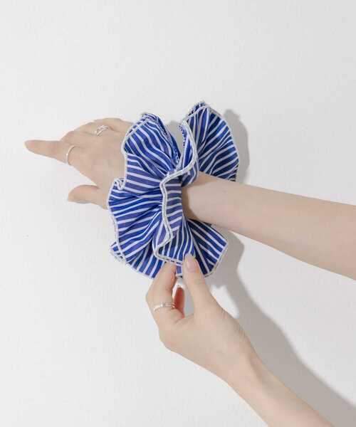 SMELLY（スメリー）の「ストライプボリュームシュシュ（ヘアゴム・レディース・ブラウン/ブルー・-）」の2枚目の写真