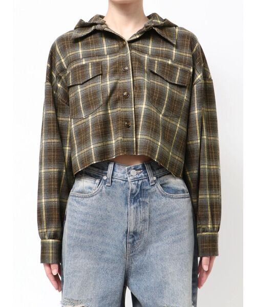 EMODA(エモダ)の「クロップフードシャツ(シャツ/ブラウス・レディース・ブラック/カーキ/ブラウン・FREE)」の3枚目の写真