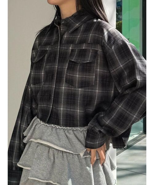 EMODA(エモダ)の「クロップフードシャツ(シャツ/ブラウス・レディース・ブラック/カーキ/ブラウン・FREE)」の2枚目の写真