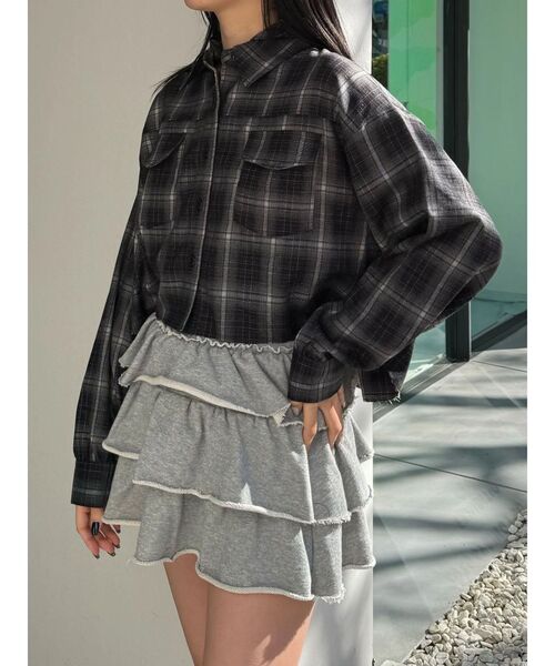 EMODA(エモダ)の「クロップフードシャツ(シャツ/ブラウス・レディース・ブラック/カーキ/ブラウン・FREE)」の6枚目の写真