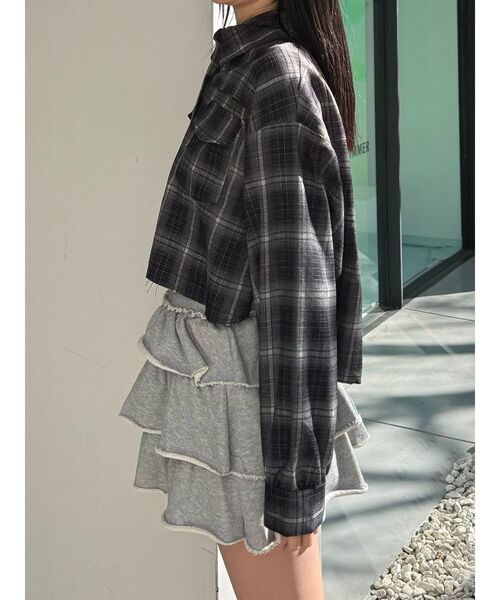 EMODA(エモダ)の「クロップフードシャツ(シャツ/ブラウス・レディース・ブラック/カーキ/ブラウン・FREE)」の8枚目の写真