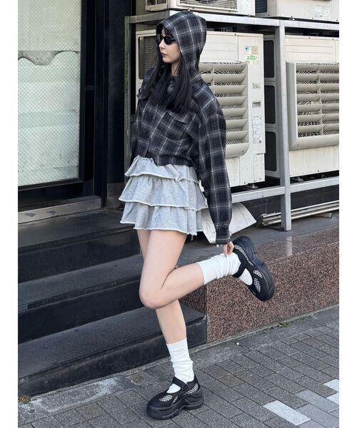 EMODA(エモダ)の「クロップフードシャツ(シャツ/ブラウス・レディース・ブラック/カーキ/ブラウン・FREE)」の9枚目の写真