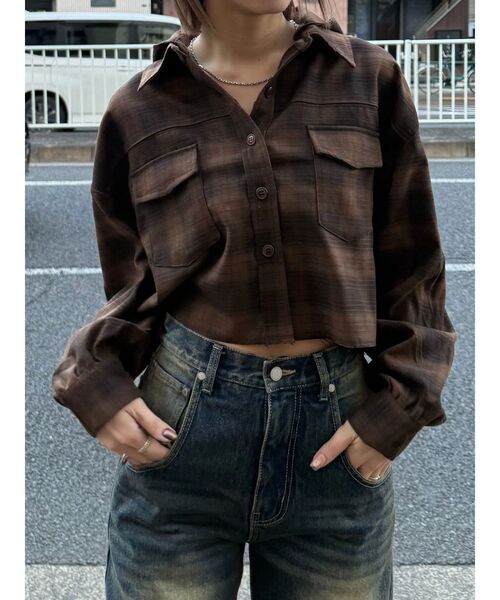 EMODA(エモダ)の「クロップフードシャツ(シャツ/ブラウス・レディース・ブラック/カーキ/ブラウン・FREE)」の11枚目の写真