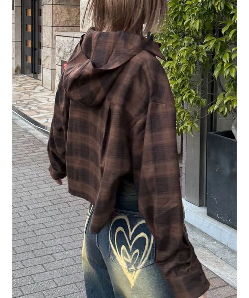 EMODA(エモダ)の「クロップフードシャツ(シャツ/ブラウス・レディース・ブラック/カーキ/ブラウン・FREE)」の13枚目の写真