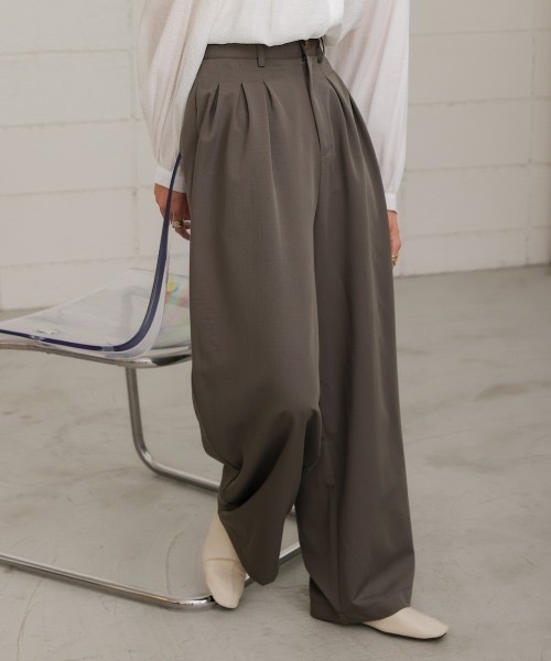 Bab(バブ)の「【S・Mサイズ展開】トリプルタックワイドパンツ(スラックス・レディース・アイボリー/チャコールグレー/グレー系その他・MEDIUM)」の2枚目の写真