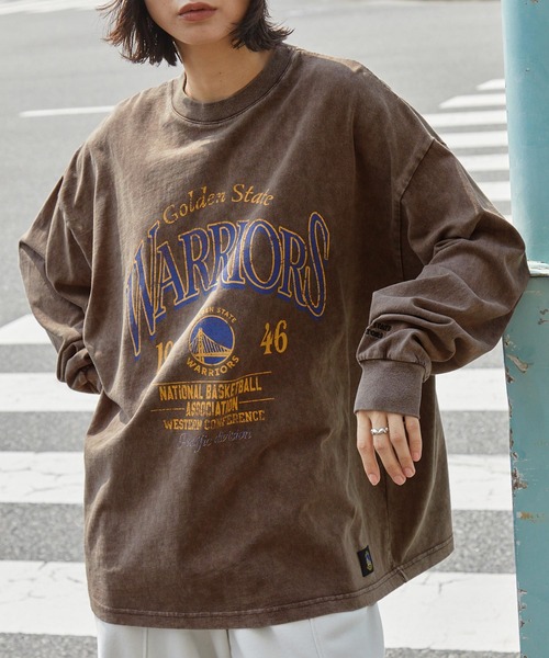 NBA（エヌビーエー）の「NBA/エヌビーエー 別注 チームロゴ刺繍/プリント ヴィンテージ加工 ビッグシルエットロンT（Tシャツ/カットソー・メンズ・ブラック/ホワイト系/オフホワイト/ブラウン/ブラック系1/ブラック系・L/M）」の6枚目の写真