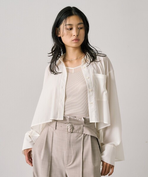 UNITED TOKYO（ユナイテッドトウキョウ）の「バックテールフレアシャツ｜ウォッシャブル/冷房対策/防シワ/シアーシャツ/秋服（シャツ/ブラウス・レディース・アイボリー/ライトグレー・FREE）」の2枚目の写真