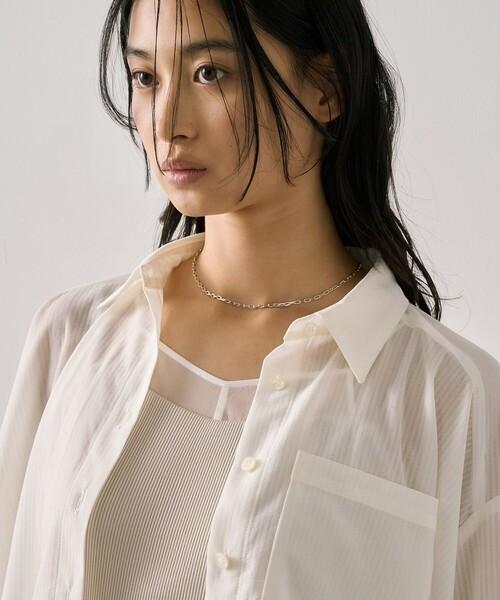UNITED TOKYO（ユナイテッドトウキョウ）の「バックテールフレアシャツ｜ウォッシャブル/冷房対策/防シワ/シアーシャツ/秋服（シャツ/ブラウス・レディース・アイボリー/ライトグレー・FREE）」の14枚目の写真