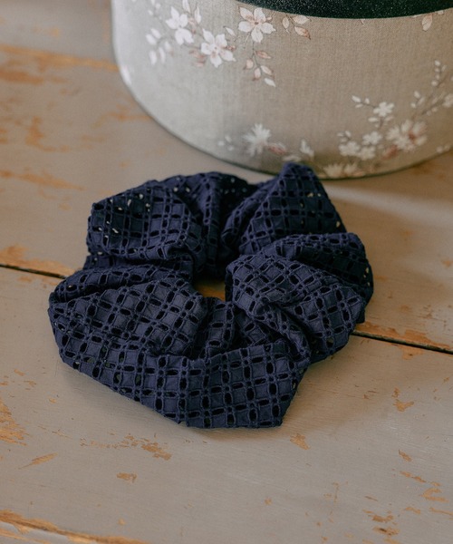 mysty woman(ミスティウーマン)の「スカラップレースシュシュ 595943(シュシュ・レディース・ネイビー/オフホワイト・FREE)」の2枚目の写真